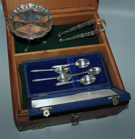 Small silver- a miniature tripod table, sugar tongs and a set of golfing spoons